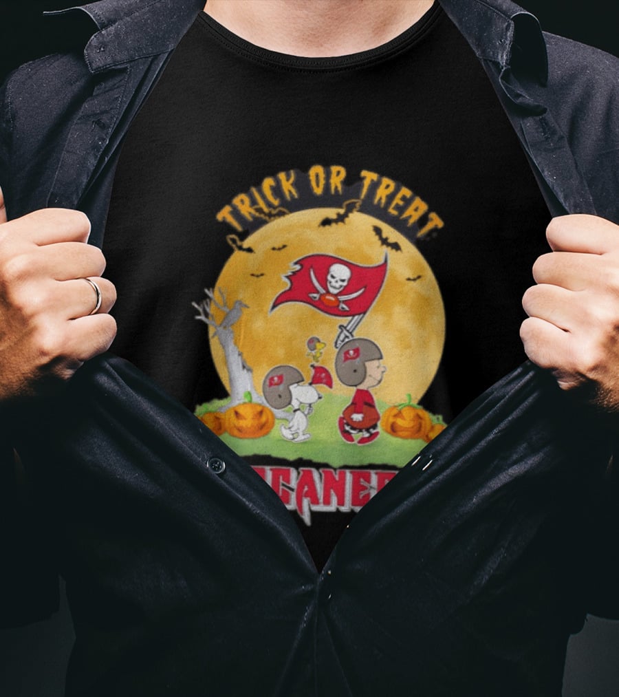Tampa Bay Buccaneers Peanuts Trick Or Treat Halloween Moon Pumpkins T-Shirt