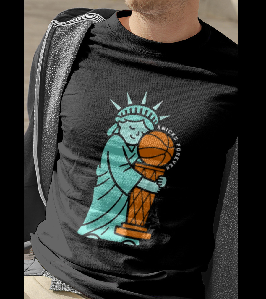Statue Of Liberty Hug Larry O'Brien Trophy Knicks Forever T-Shirt