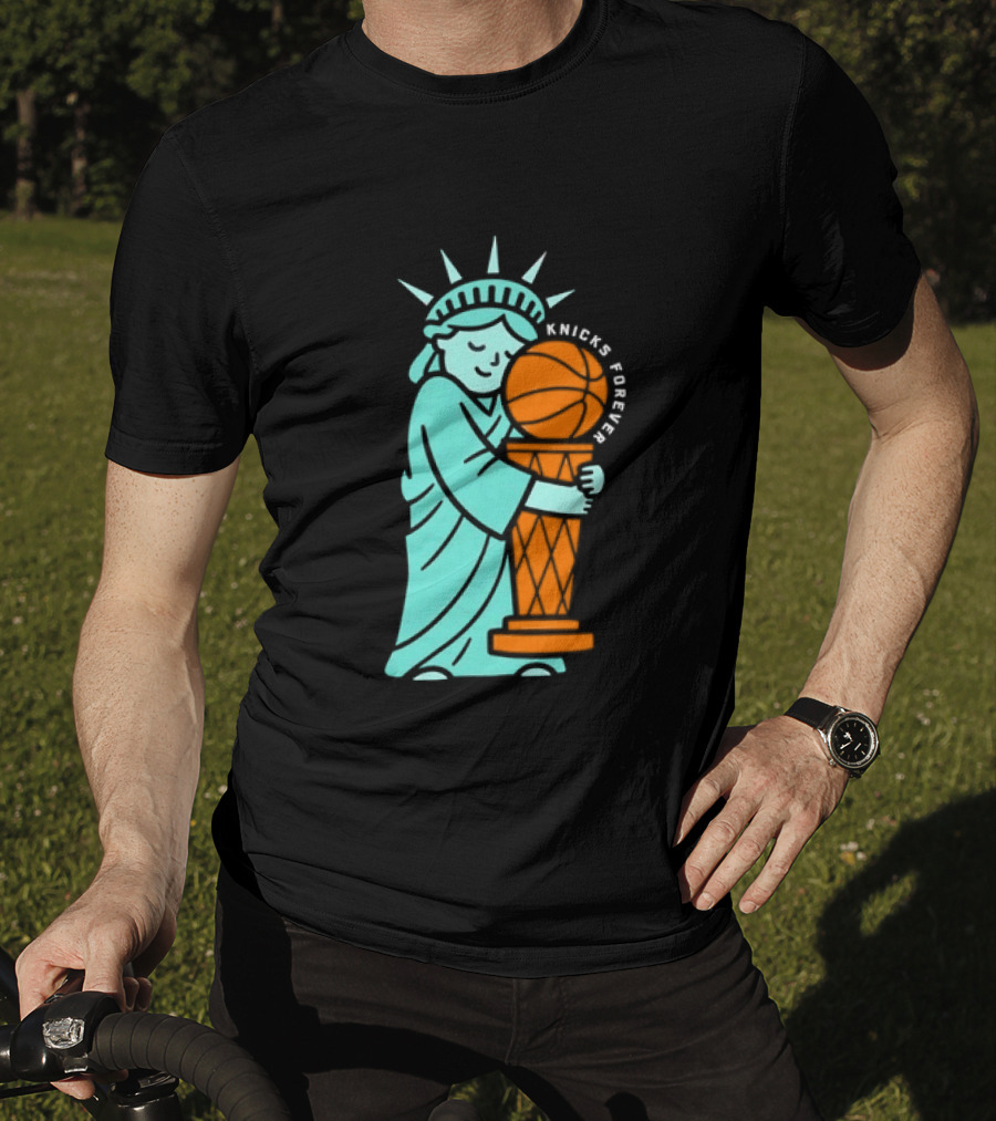 Statue Of Liberty Hug Larry O'Brien Trophy Knicks Forever T-Shirt