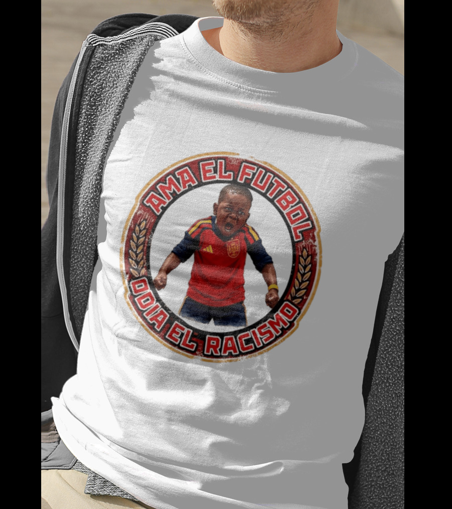 Ama El Futbol Odia El Racismo Niño Con Camiseta Roja Y Azul T-Shirt