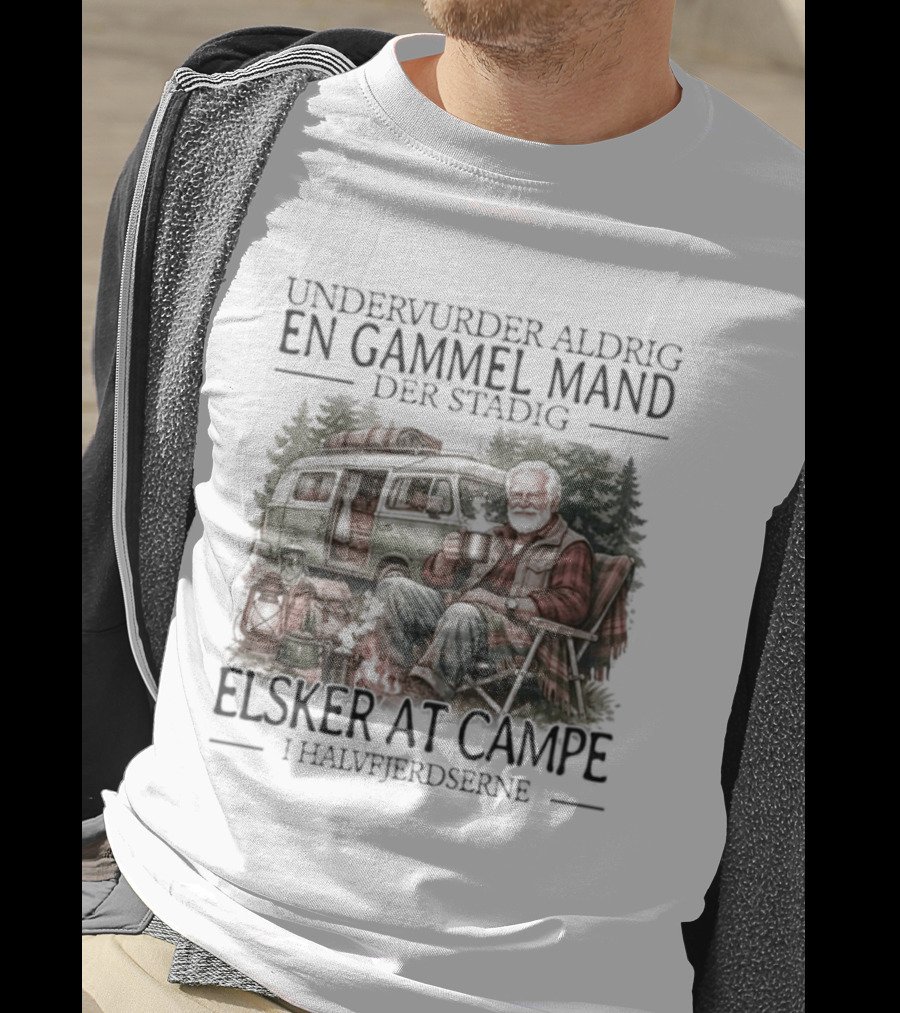 Undervurder Aldrig En Gammel Mand Der Stadig Elsker At Campere I Halvfjerdserne T-Shirt