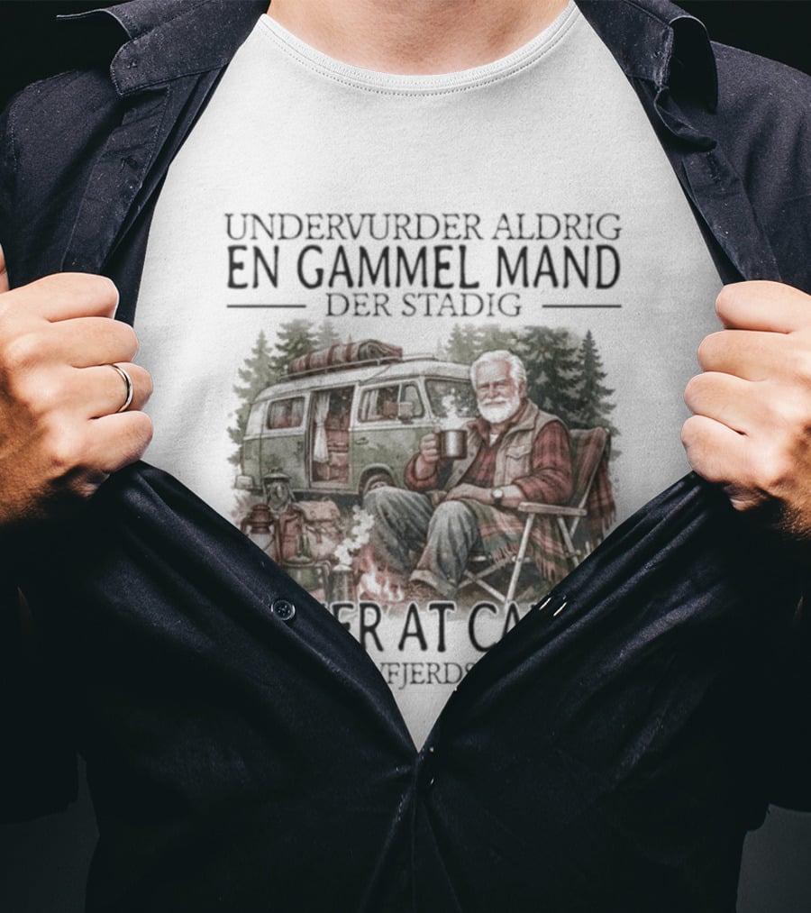 Undervurder Aldrig En Gammel Mand Der Stadig Elsker At Campere I Halvfjerdserne T-Shirt