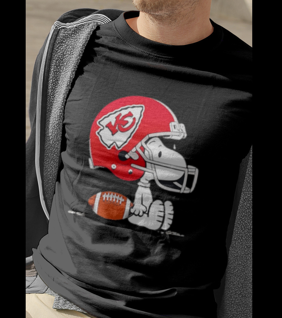 Snoopy Kansas City Chiefs Helmet Football T-Shirt