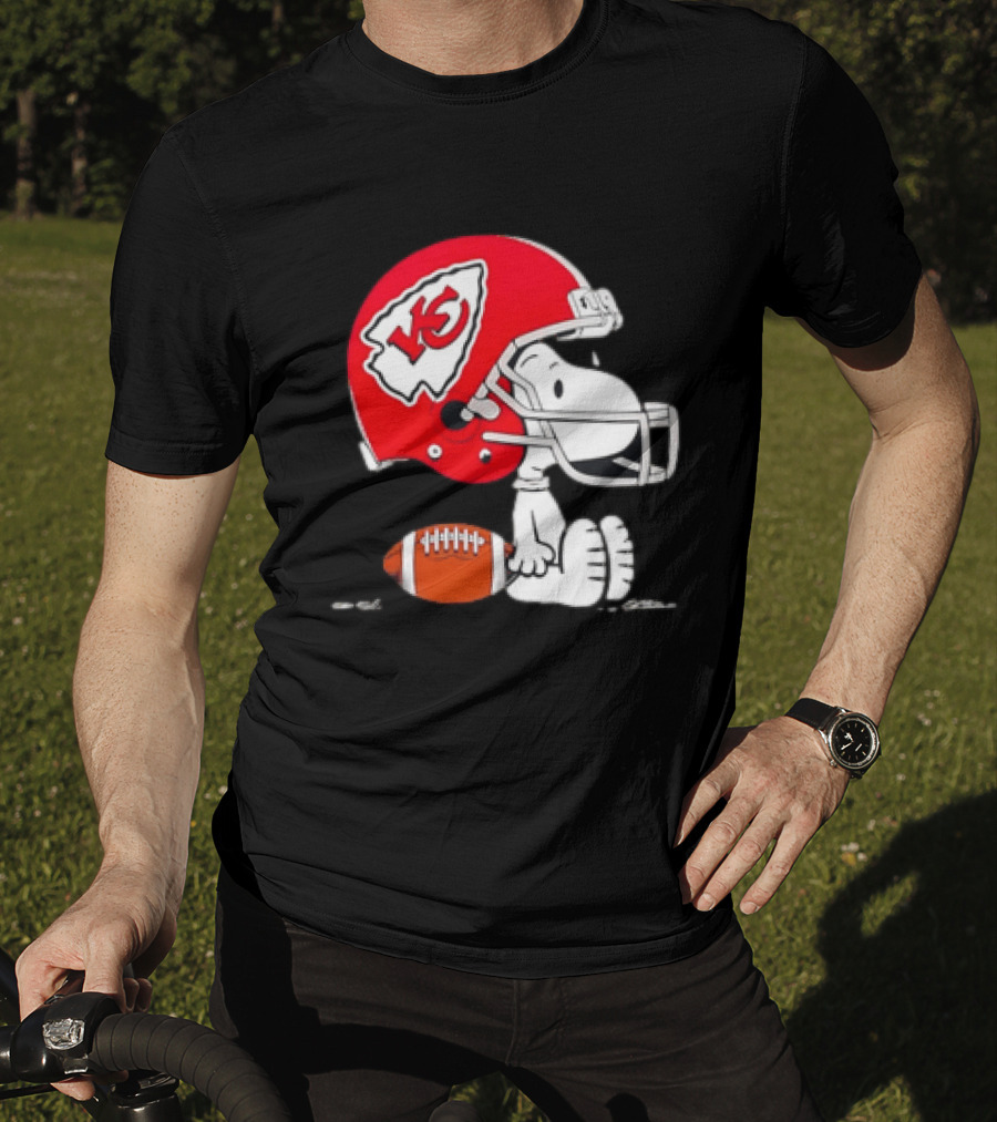 Snoopy Kansas City Chiefs Helmet Football T-Shirt