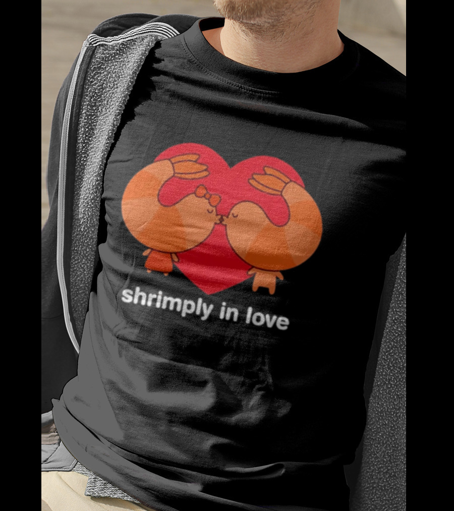 Shrimply In Love Cute Couple Valentine's Pun With Heart And Kissing Shrimps T-Shirt