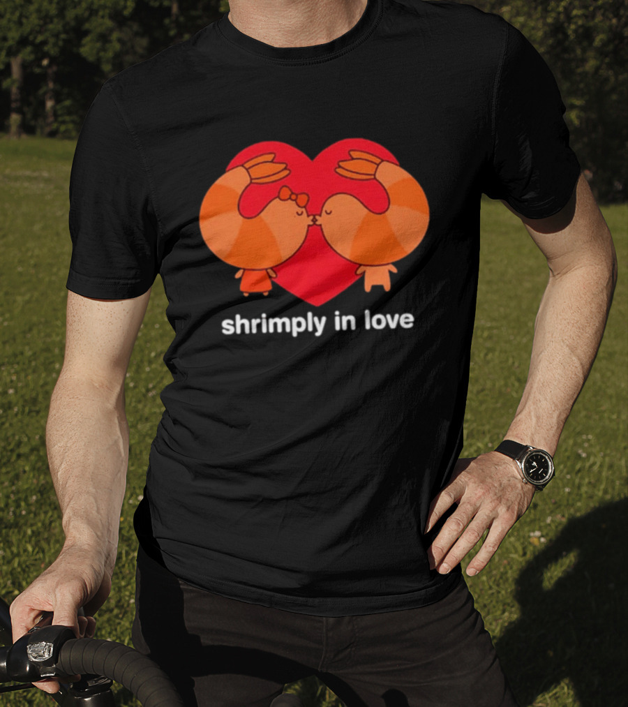 Shrimply In Love Cute Couple Valentine's Pun With Heart And Kissing Shrimps T-Shirt