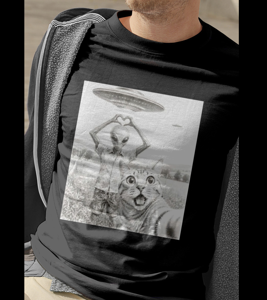 Alien And Cat Selfie UFO Extraterrestrial Meadow Scene T-Shirt