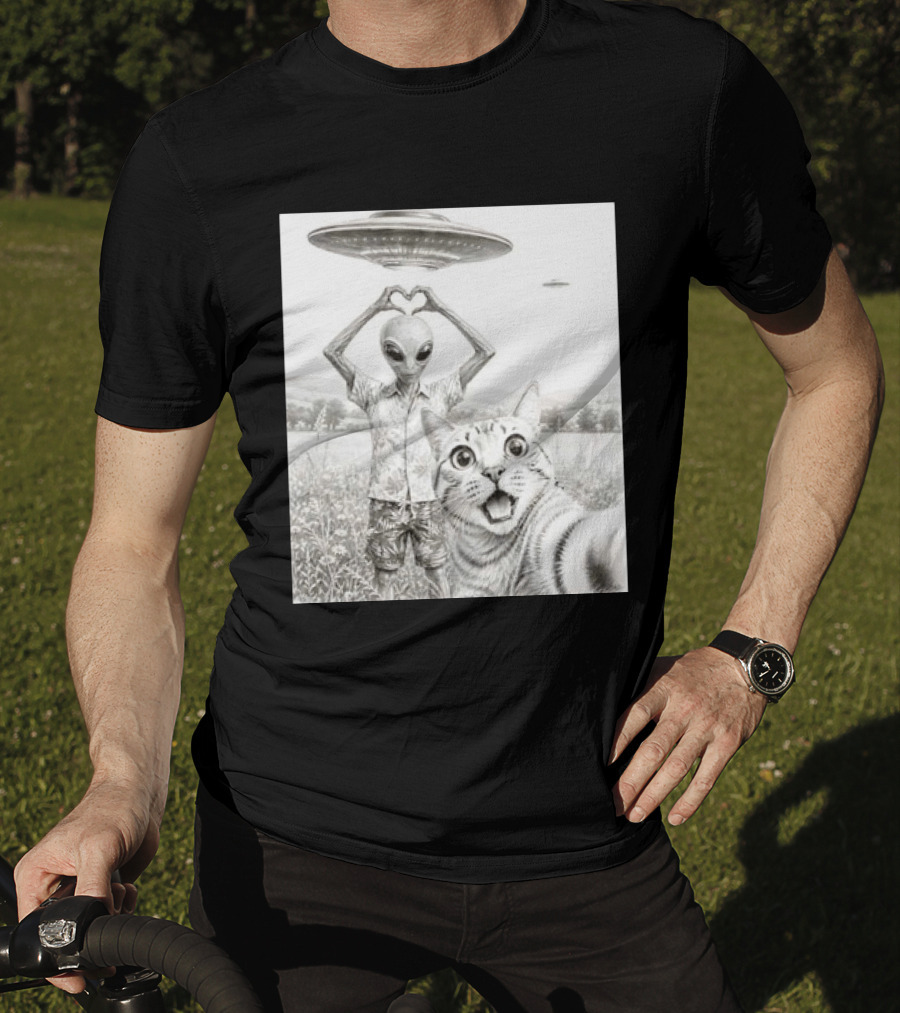Alien And Cat Selfie UFO Extraterrestrial Meadow Scene T-Shirt