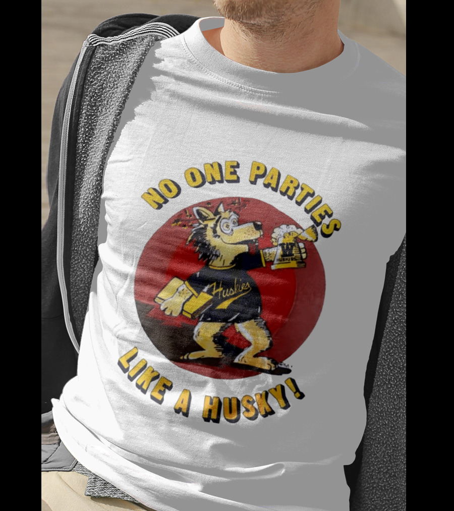 LB81 Wolf Drinking Beer And Carrying Book No One Parties Like A Husky Huskies T-Shirt