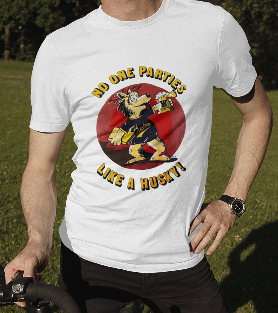 LB81 Wolf Drinking Beer And Carrying Book No One Parties Like A Husky Huskies T-Shirt