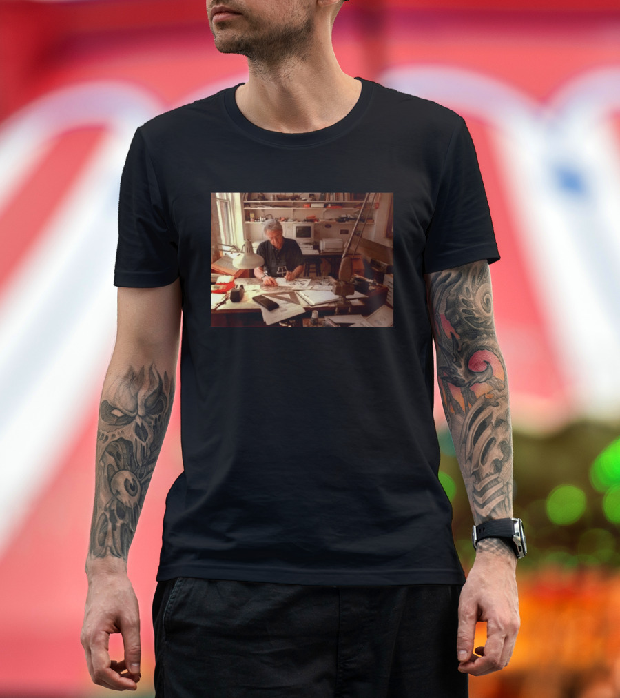 Pat Oliphant Cartoonist In Studio Drawing And Sketching T-Shirt