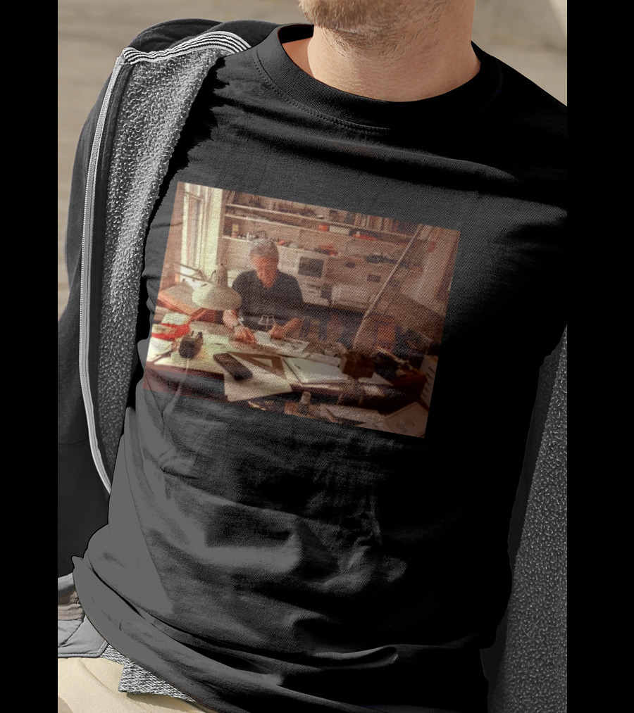 Pat Oliphant Cartoonist In Studio Drawing And Sketching T-Shirt
