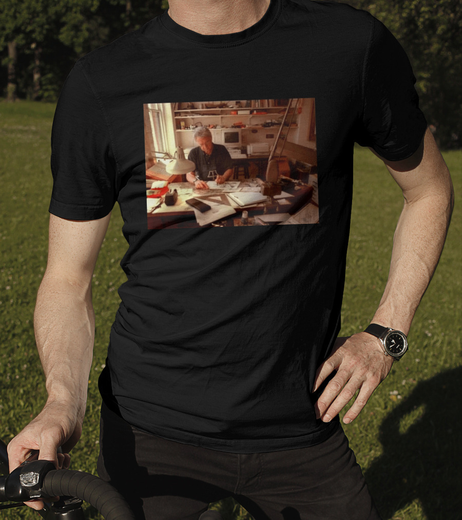 Pat Oliphant Cartoonist In Studio Drawing And Sketching T-Shirt
