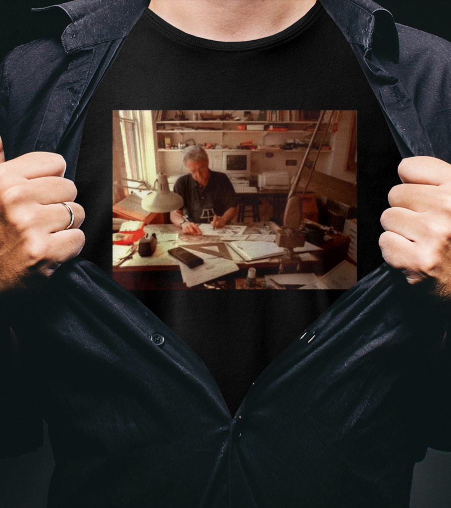 Pat Oliphant Cartoonist In Studio Drawing And Sketching T-Shirt