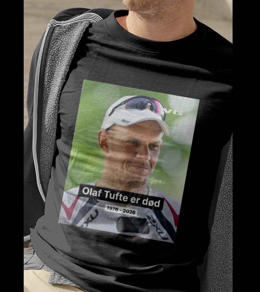 Olaf Tufte Er Død 1976 2026 VG 2XU T-Shirt