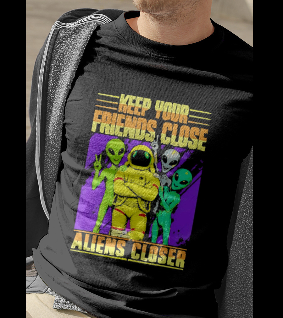 Keep Your Friends Close Aliens Closer Astronaut With Alien Friends T-Shirt