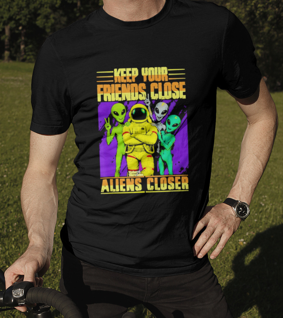 Keep Your Friends Close Aliens Closer Astronaut With Alien Friends T-Shirt