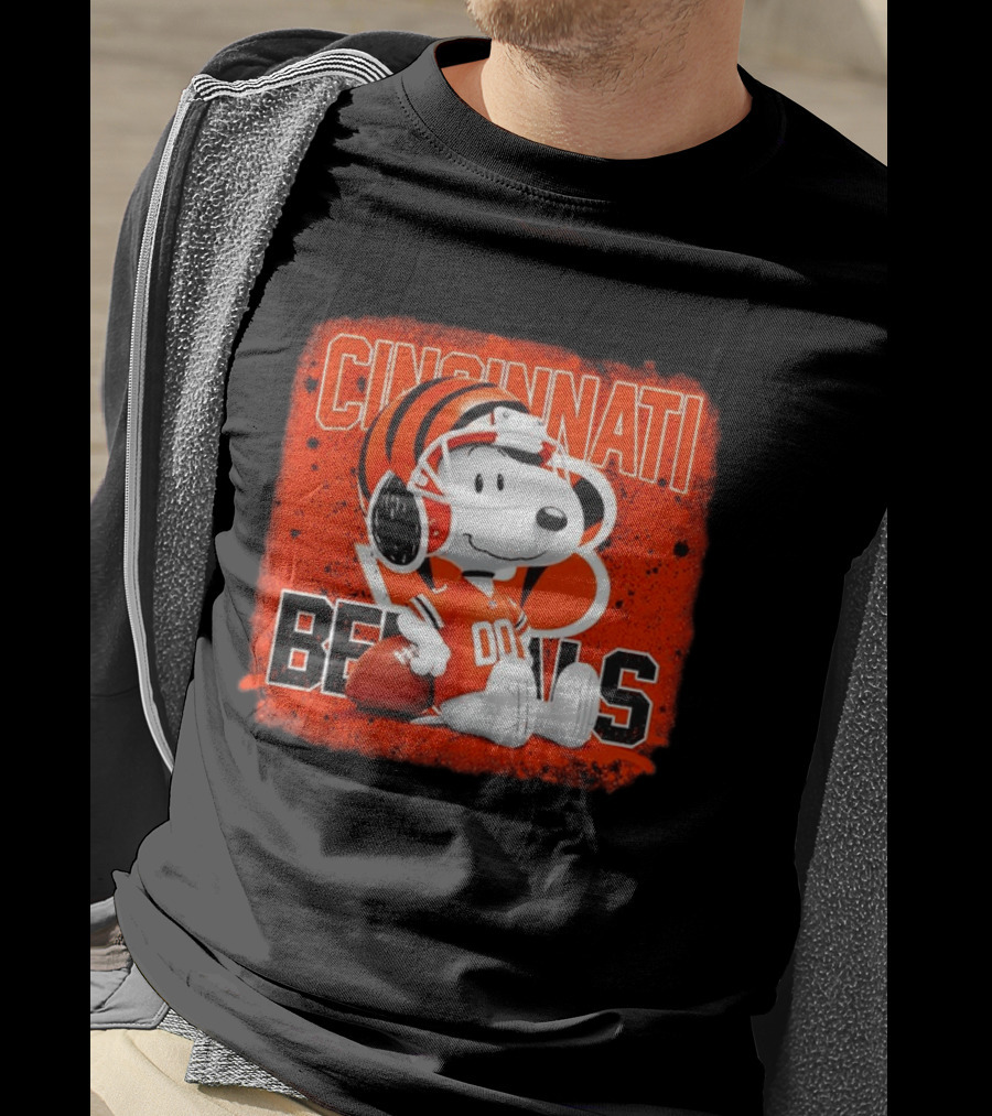 Cincinnati Bengals Snoopy 00 Football Helmet T-Shirt