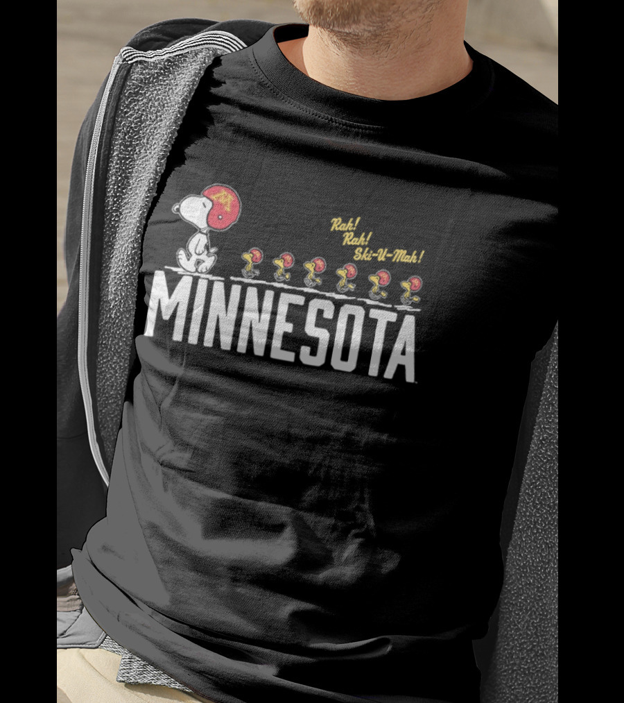Peanuts Snoopy Minnesota Golden Gophers Ski U Mah Football Team T-Shirt