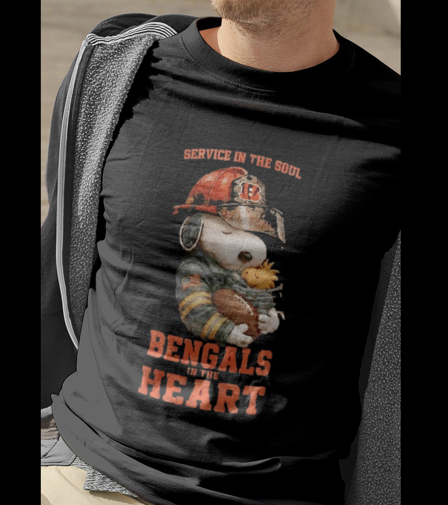 Service In The Soul Bengals In The Heart Snoopy Cincinnati Bengals Firefighter Hugging Woodstock T-Shirt