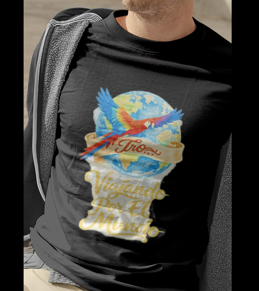Tro Macaw Flying Across Globe Viaje Por El Mundo T-Shirt