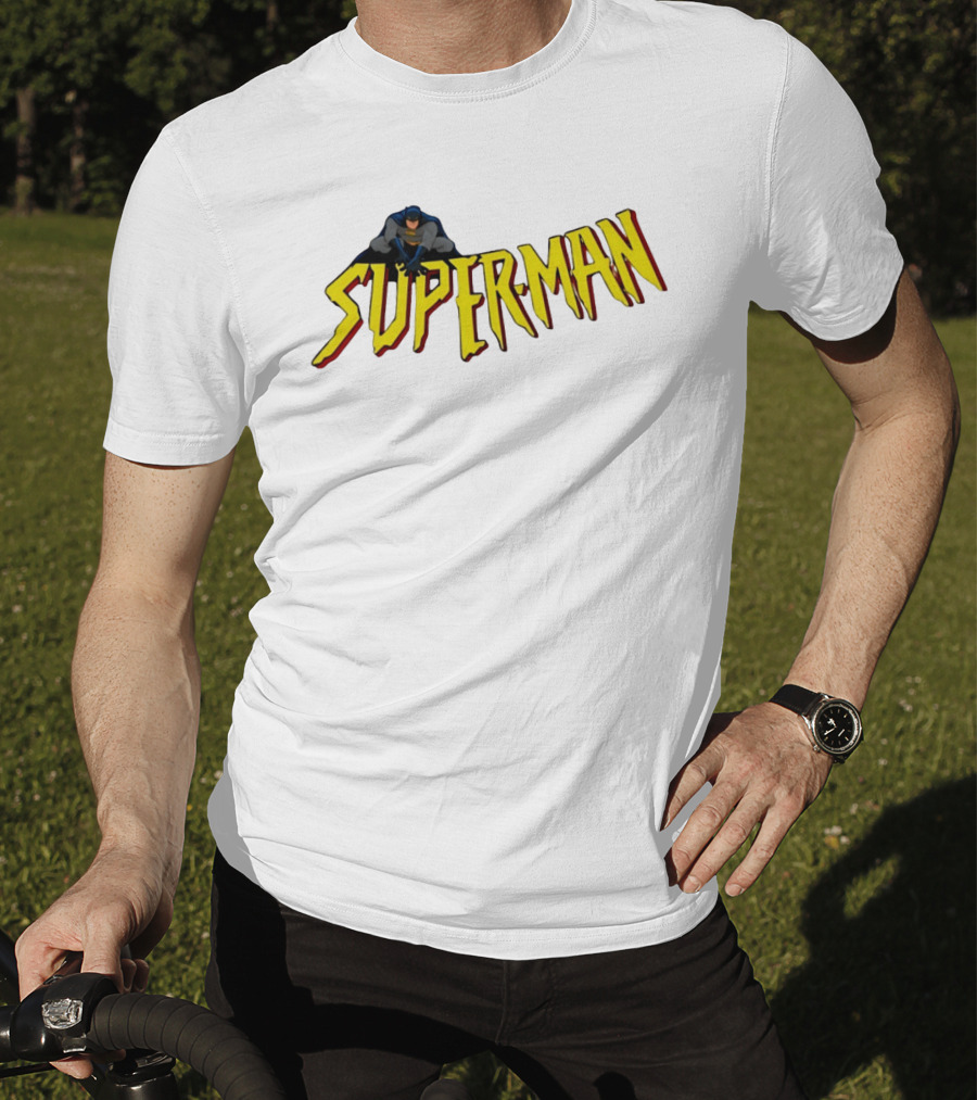 Batman Crouching On Superman Lettering DC Comics T-Shirt