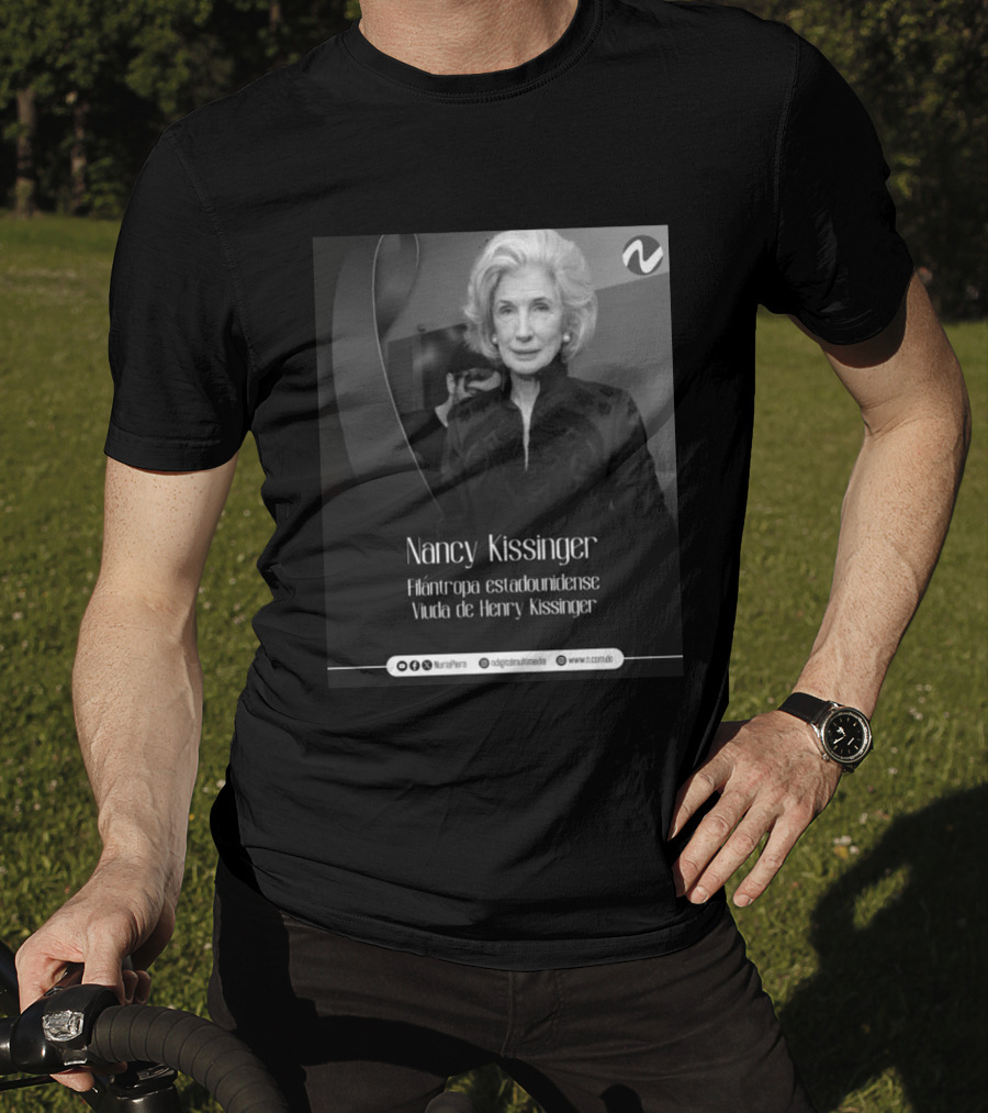 Nancy Kissinger Filántropa Estadounidense Viuda De Henry Kissinger Nuria Piera T-Shirt
