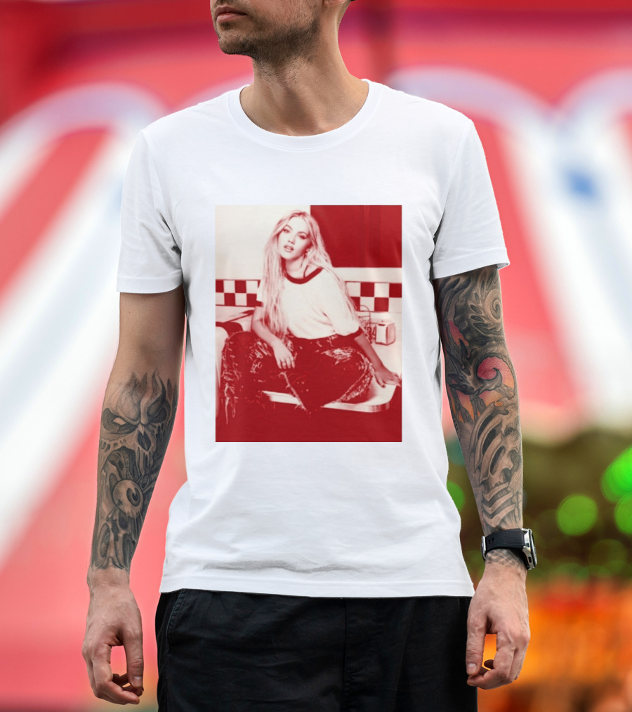 Freya Skye Store Bad Taste Photo Retro Vibe Outfit With Distressed Jeans And Casual Raglan Top In Diner Setting T-Shirt