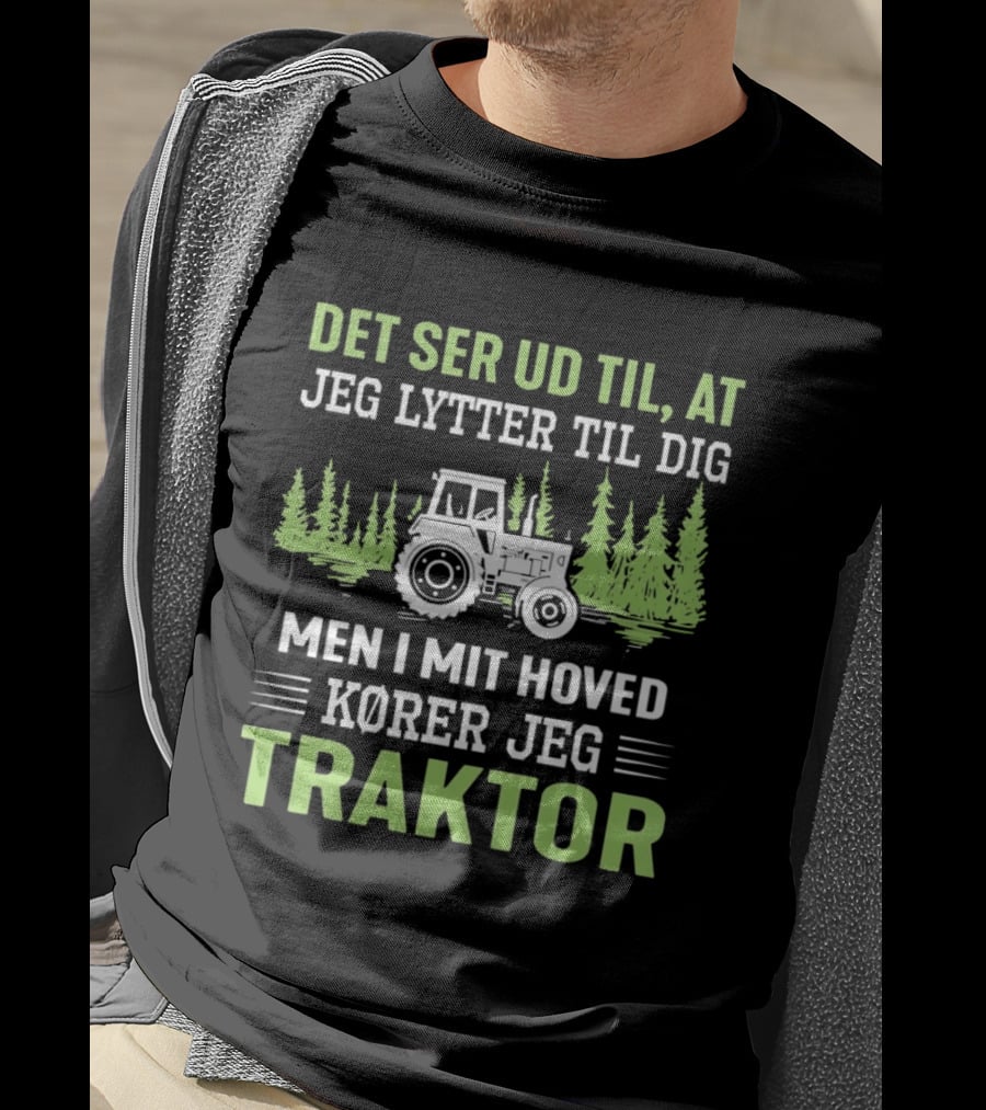 Det Ser Ud Til At Jeg Lytter Til Dig Men I Mit Hoved Kører Jeg Traktor Træer Traktor T-Shirt