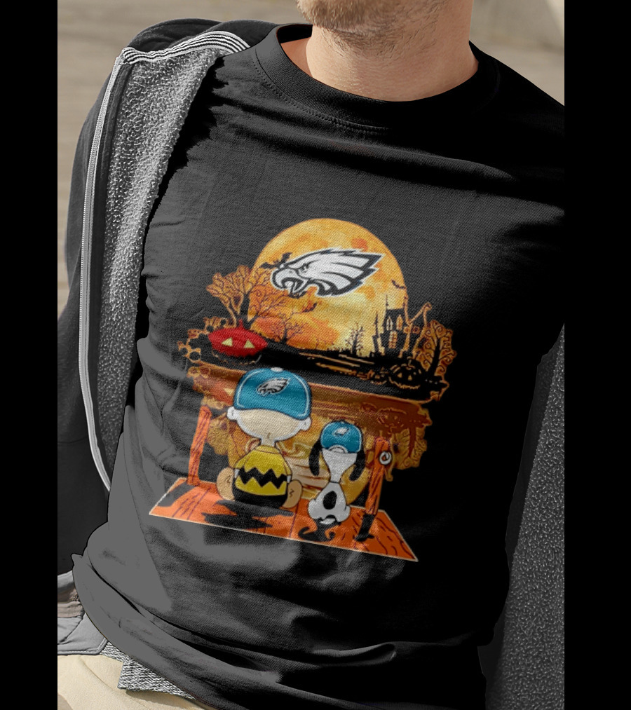 Philadelphia Eagles Halloween Charlie Brown And Snoopy Sitting With Pumpkin And Haunted House T-Shirt