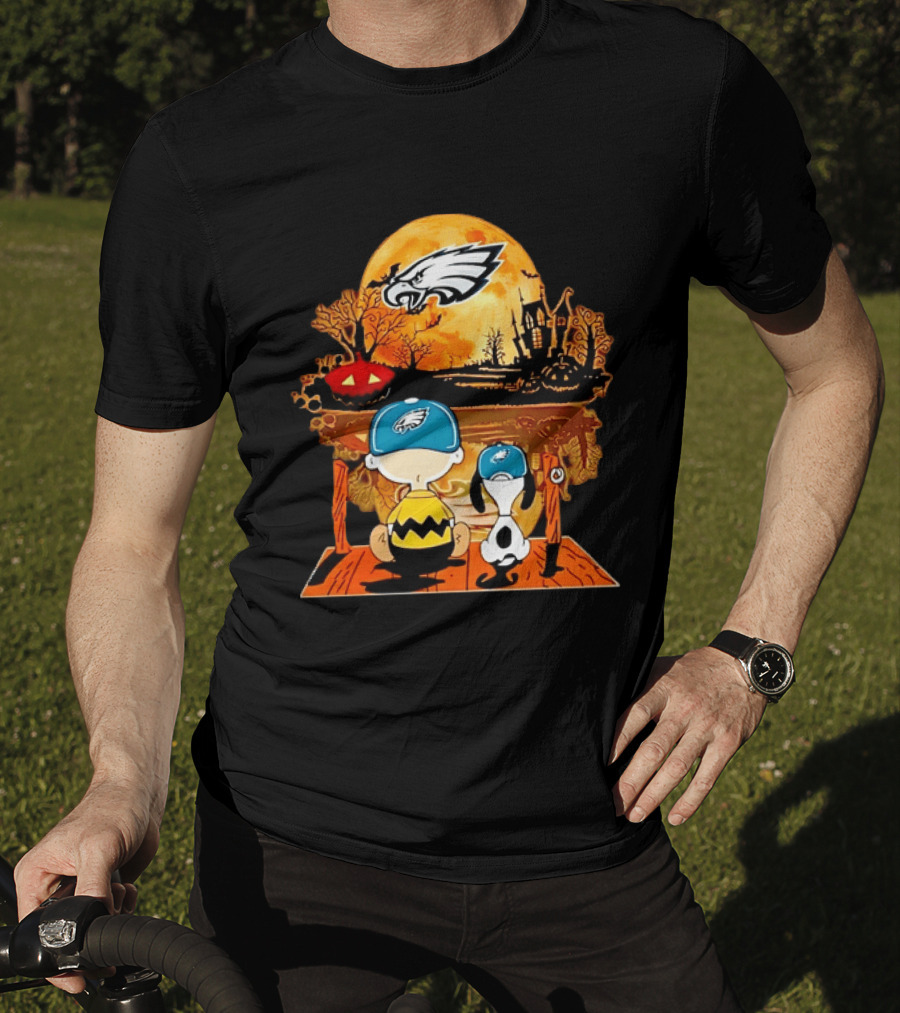 Philadelphia Eagles Halloween Charlie Brown And Snoopy Sitting With Pumpkin And Haunted House T-Shirt