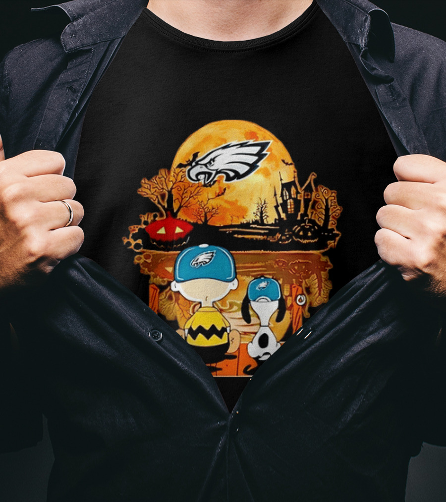Philadelphia Eagles Halloween Charlie Brown And Snoopy Sitting With Pumpkin And Haunted House T-Shirt