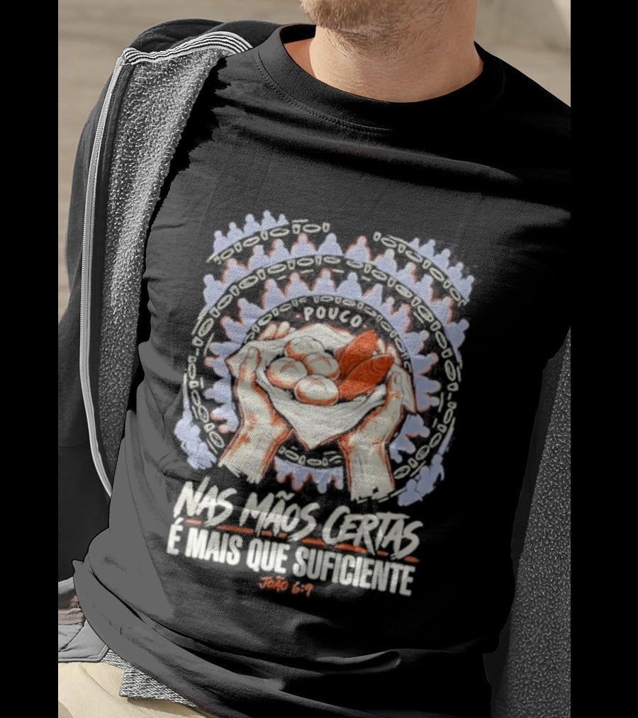 Nas Mãos Certas É Mais Que Suficiente João 6 9 Mãos Segurando Pão E Peixe T-Shirt