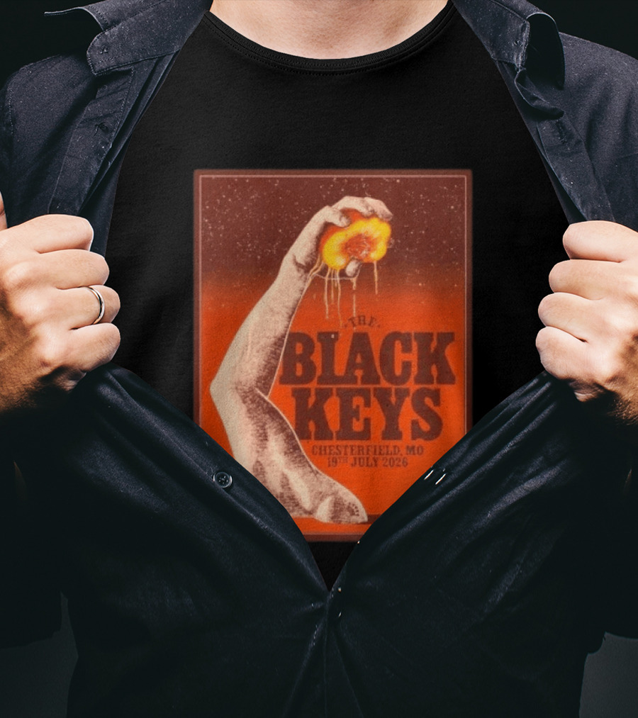 The Black Keys Chesterfield MO July 19 2026 Concert Vintage Hand Holding Peach T-Shirt