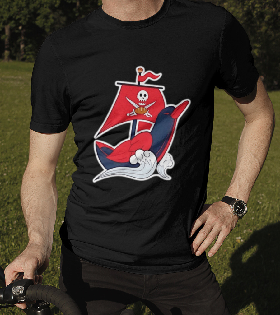 Tampa Bay Buccaneers Pirate Ship Football Skull Crossed Swords Sails T-Shirt