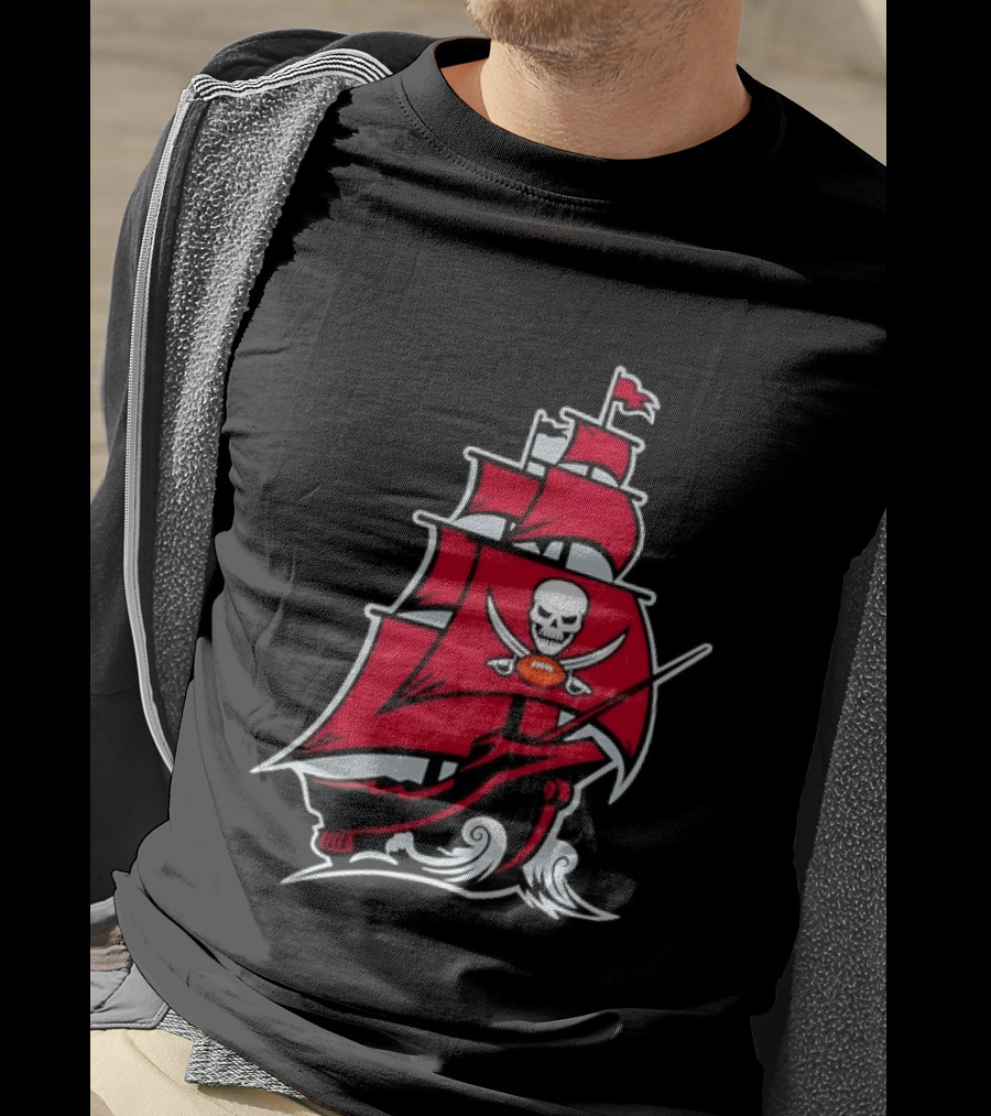 Tampa Bay Buccaneers Pirate Ship Skull Football T-Shirt