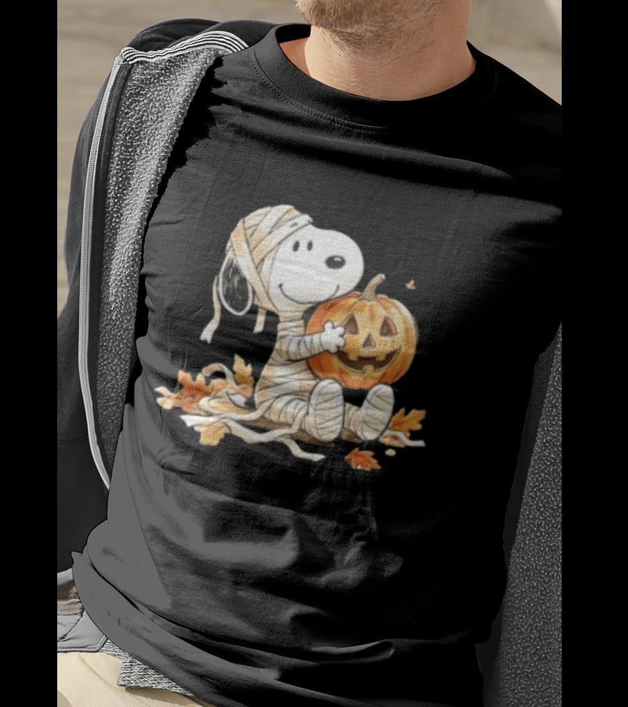 Mummy Snoopy Holding Jack O Lantern Halloween Peanuts Cartoon T-Shirt