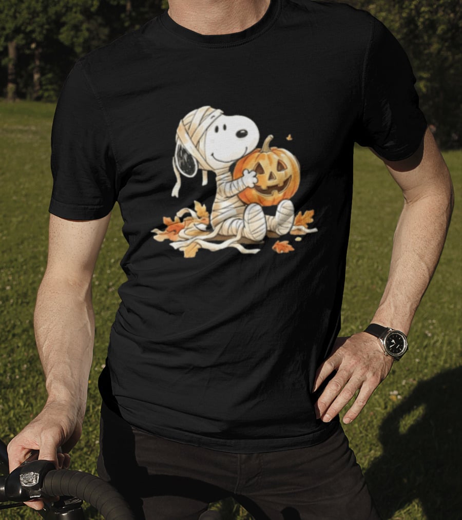 Mummy Snoopy Holding Jack O Lantern Halloween Peanuts Cartoon T-Shirt