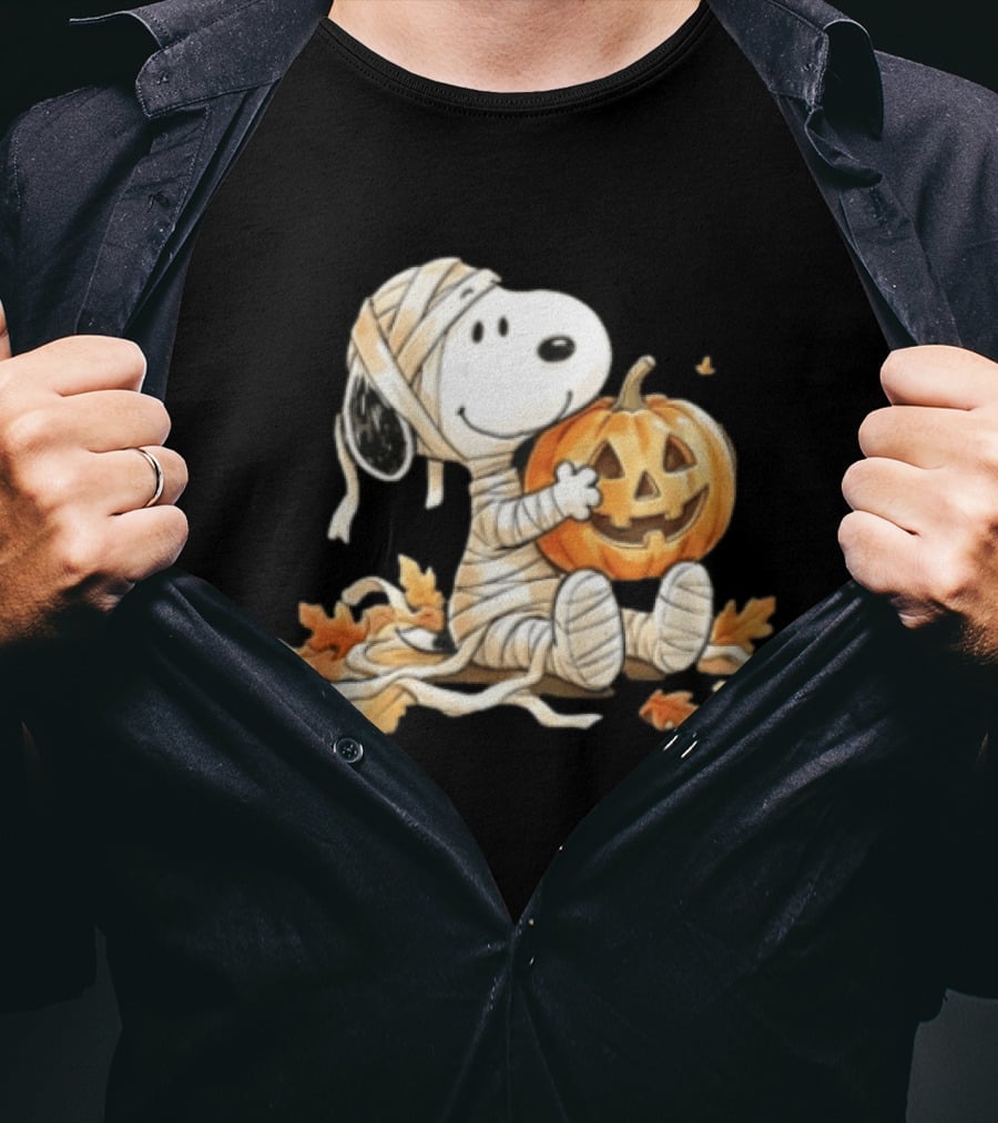 Mummy Snoopy Holding Jack O Lantern Halloween Peanuts Cartoon T-Shirt