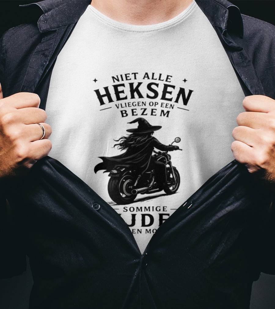 Niet Alle Heksen Vliegen Op Een Bezem Sommige Rijden Op Een Motor T-Shirt