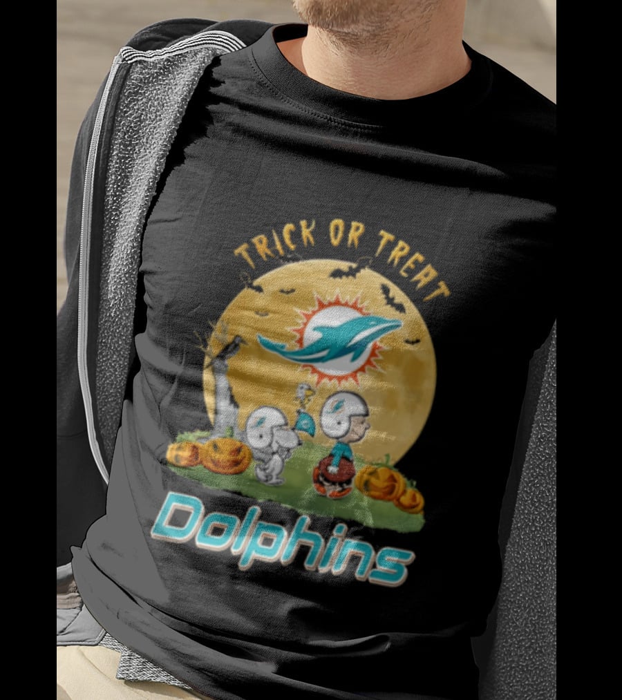 Miami Dolphins Trick Or Treat Charlie Brown Snoopy Full Moon Pumpkins T-Shirt