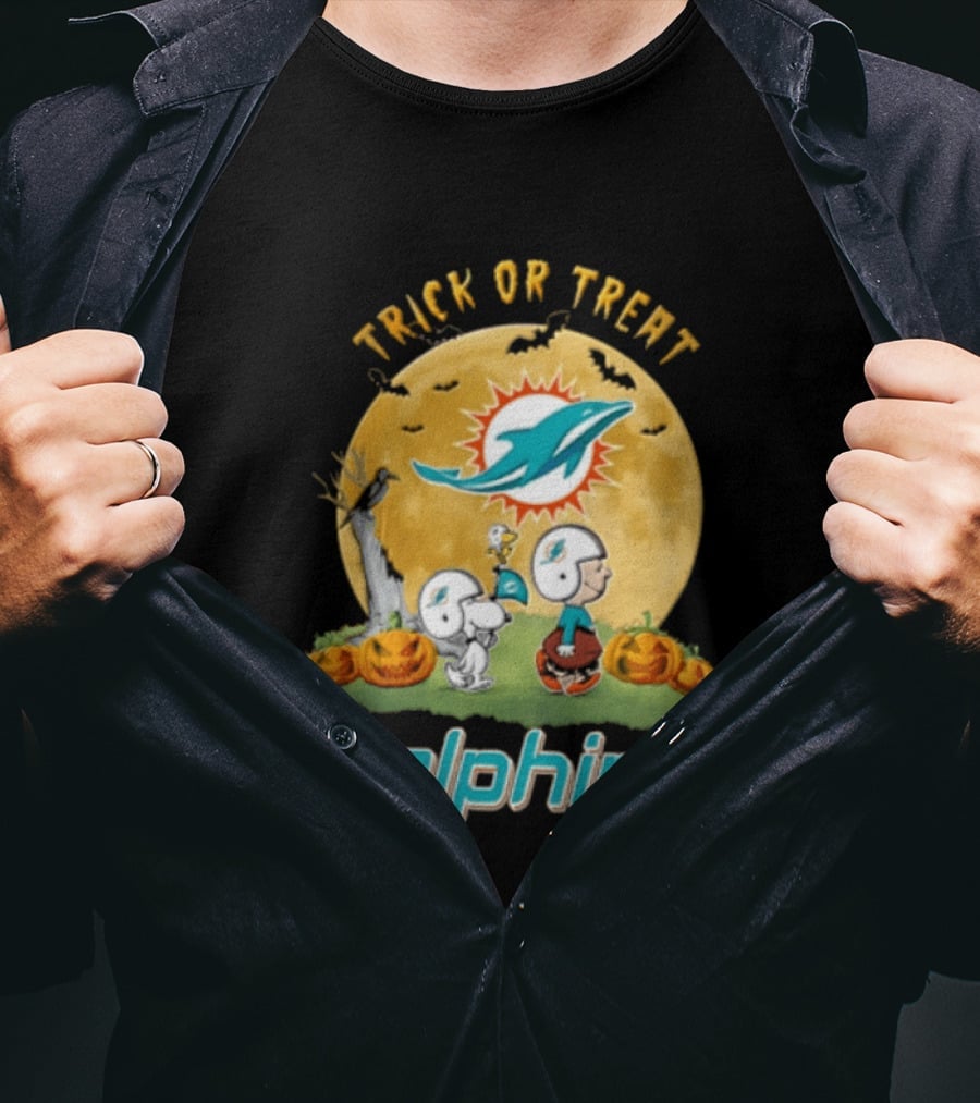 Miami Dolphins Trick Or Treat Charlie Brown Snoopy Full Moon Pumpkins T-Shirt