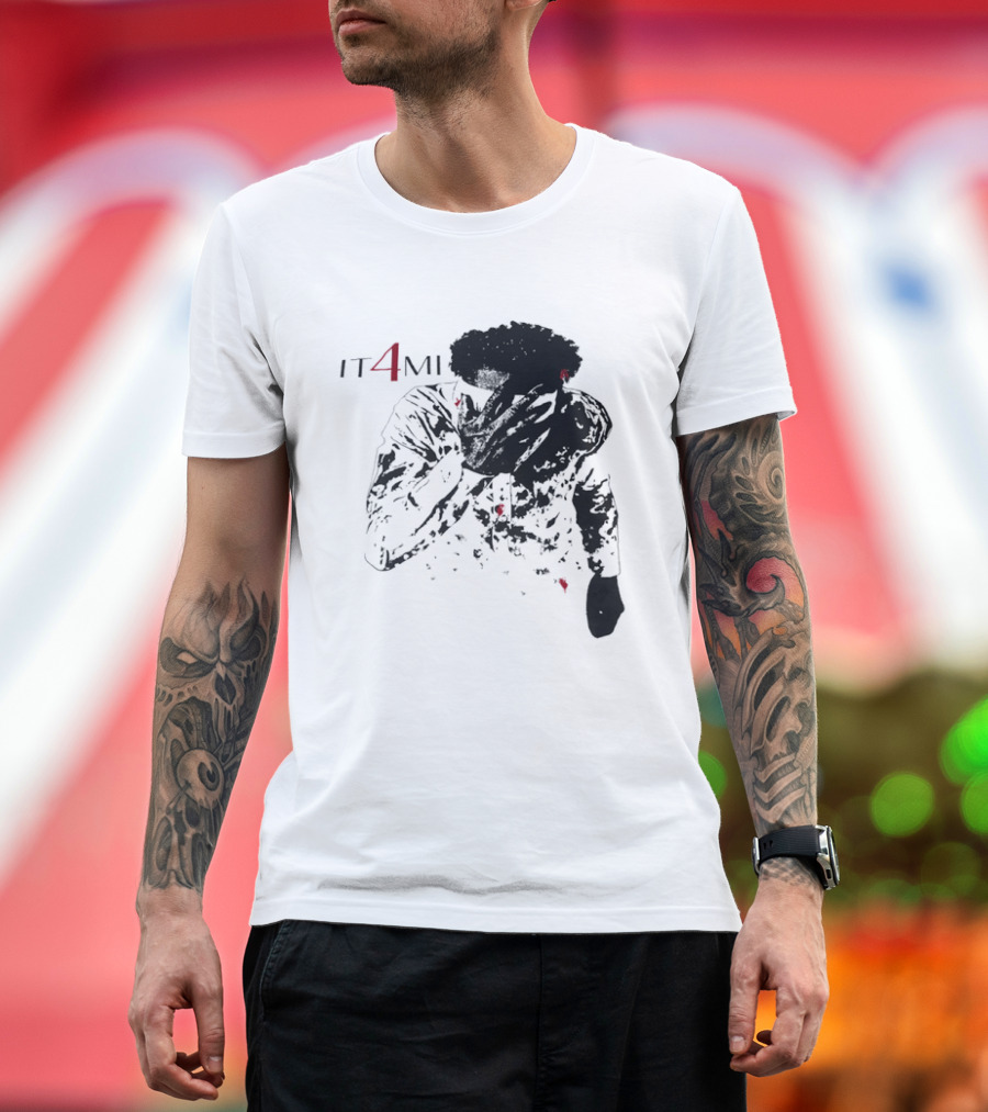 IT 4 MI Character Holding Face Visual T-Shirt