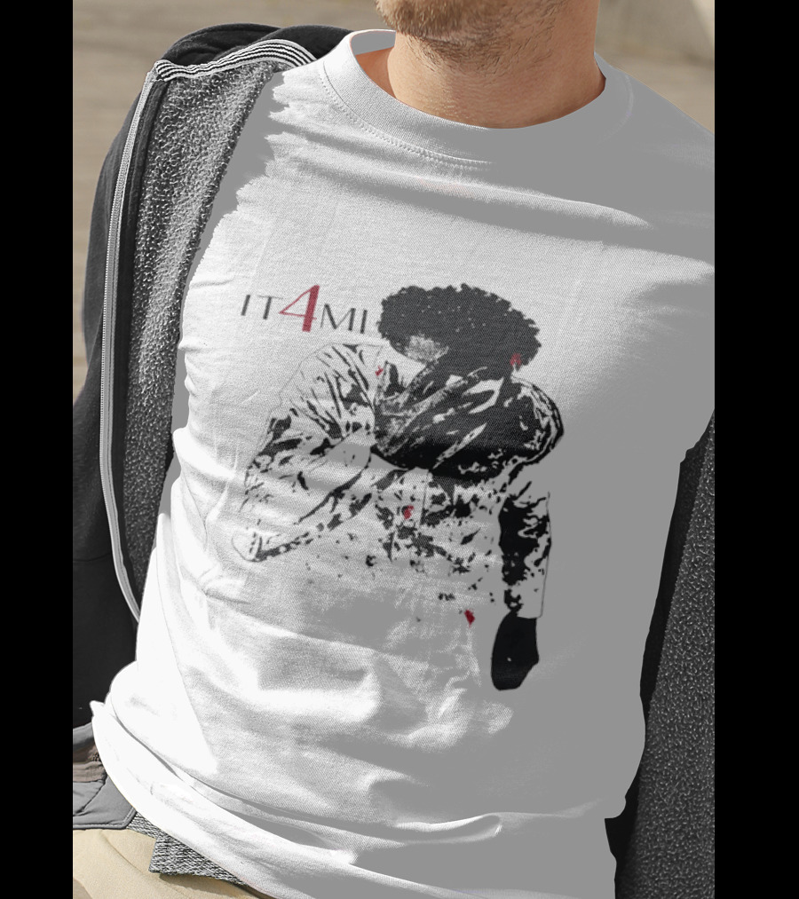 IT 4 MI Character Holding Face Visual T-Shirt