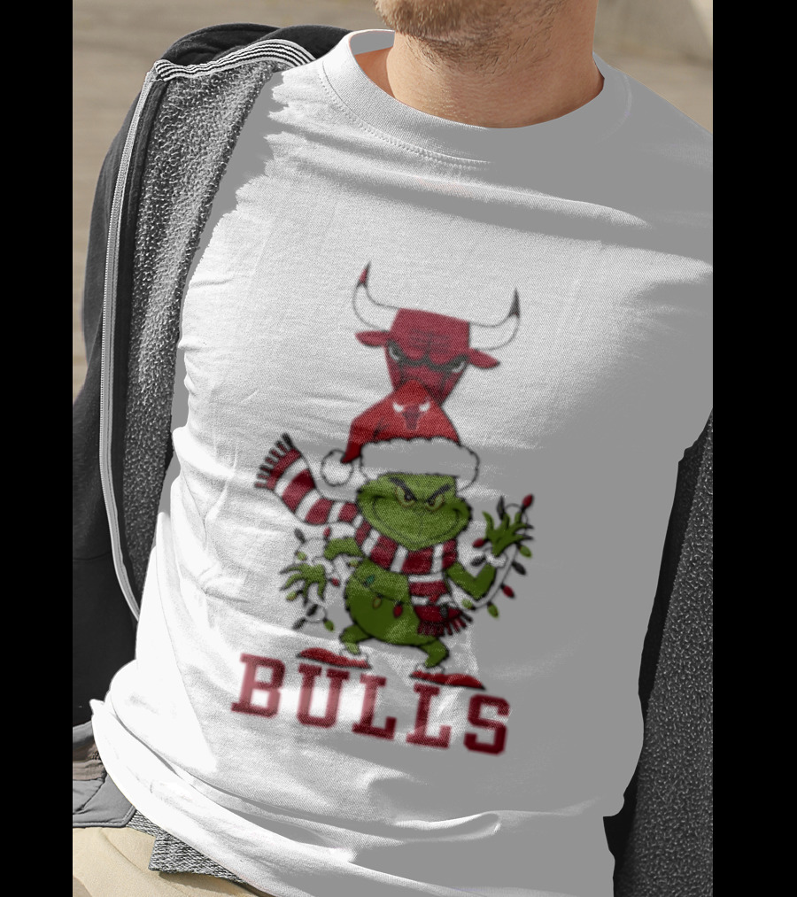 Grinch Chicago Bulls Christmas Heart Hands 2026 T-Shirt