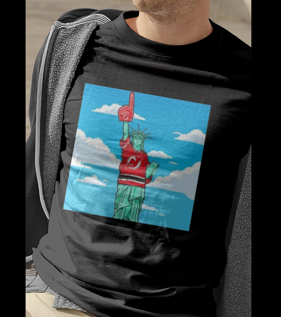 Statue Of Liberty In New Jersey Devils Jersey With Foam Finger T-Shirt