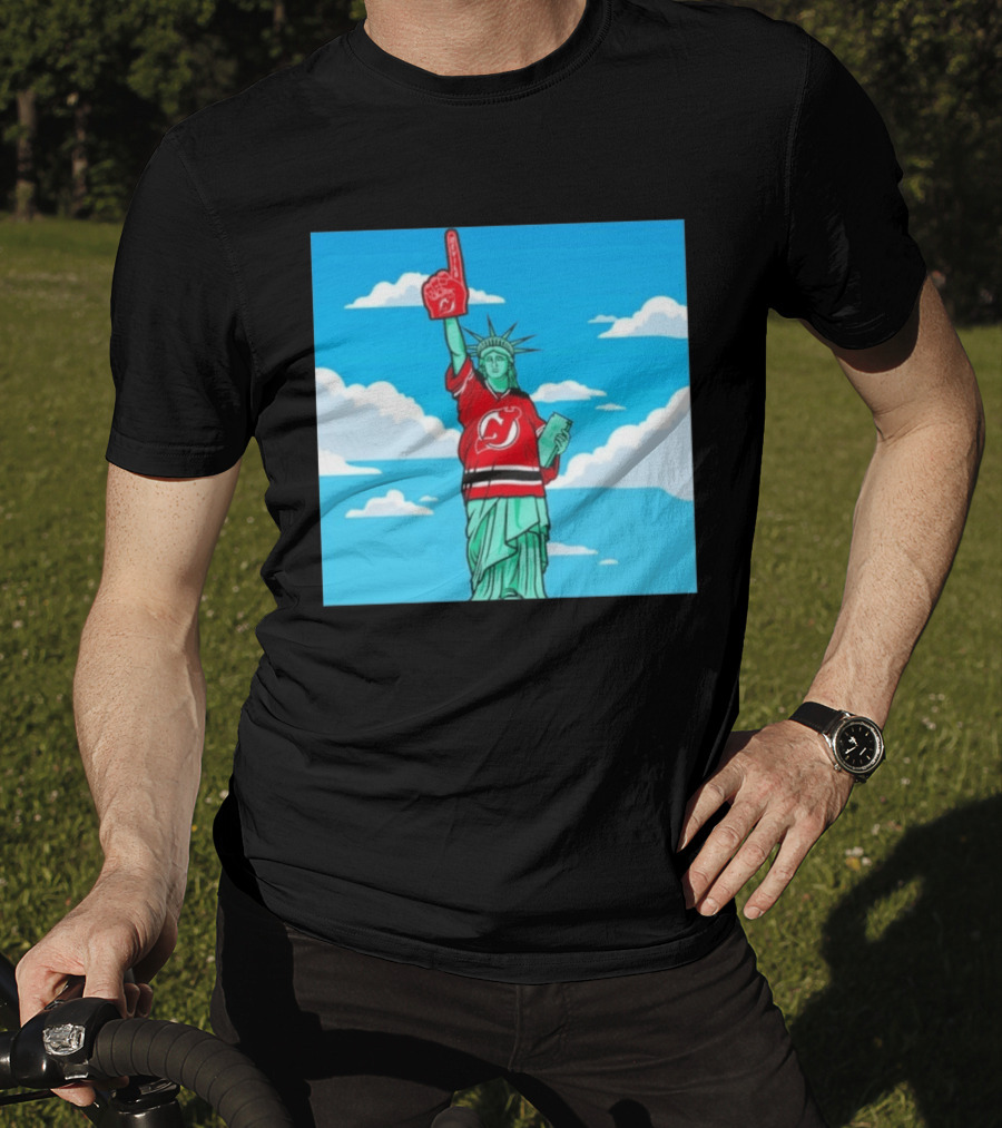 Statue Of Liberty In New Jersey Devils Jersey With Foam Finger T-Shirt