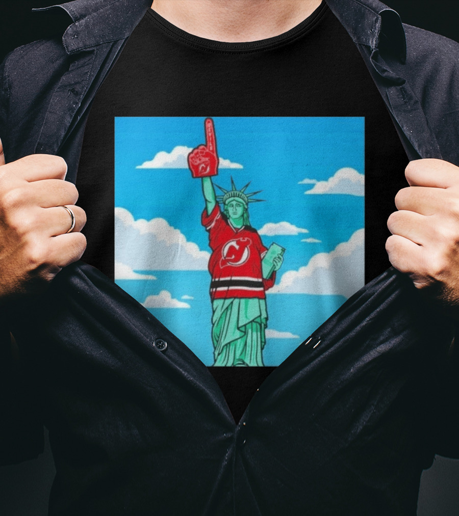 Statue Of Liberty In New Jersey Devils Jersey With Foam Finger T-Shirt