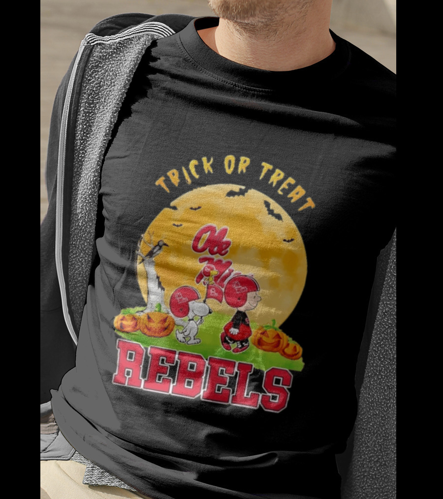 Trick Or Treat Snoopy Charlie Brown Woodstock Ole Miss Rebels Halloween Moon T-Shirt