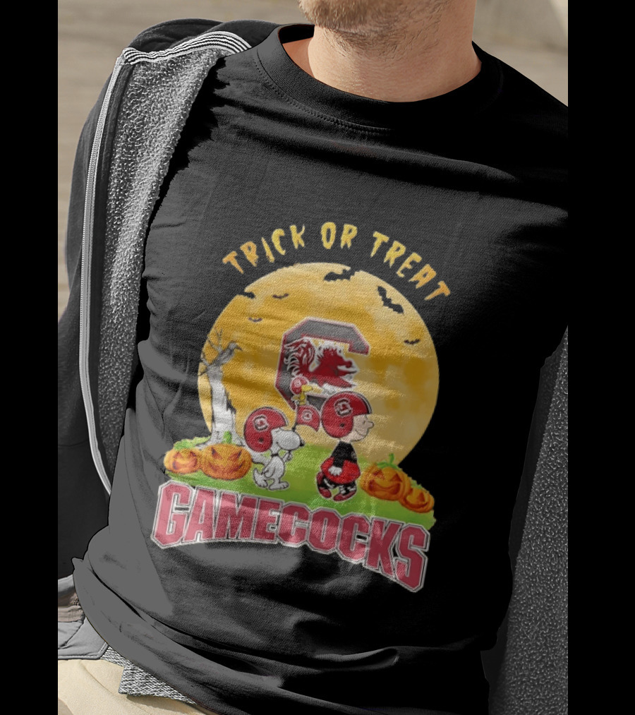 Trick Or Treat South Carolina Gamecocks Snoopy Charlie Brown Woodstock Halloween Moon T-Shirt